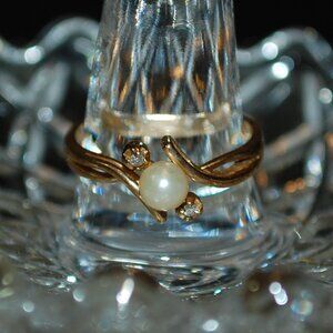 Vintage 10k Yellow Gold Pearl and Diamond Ring Size 7